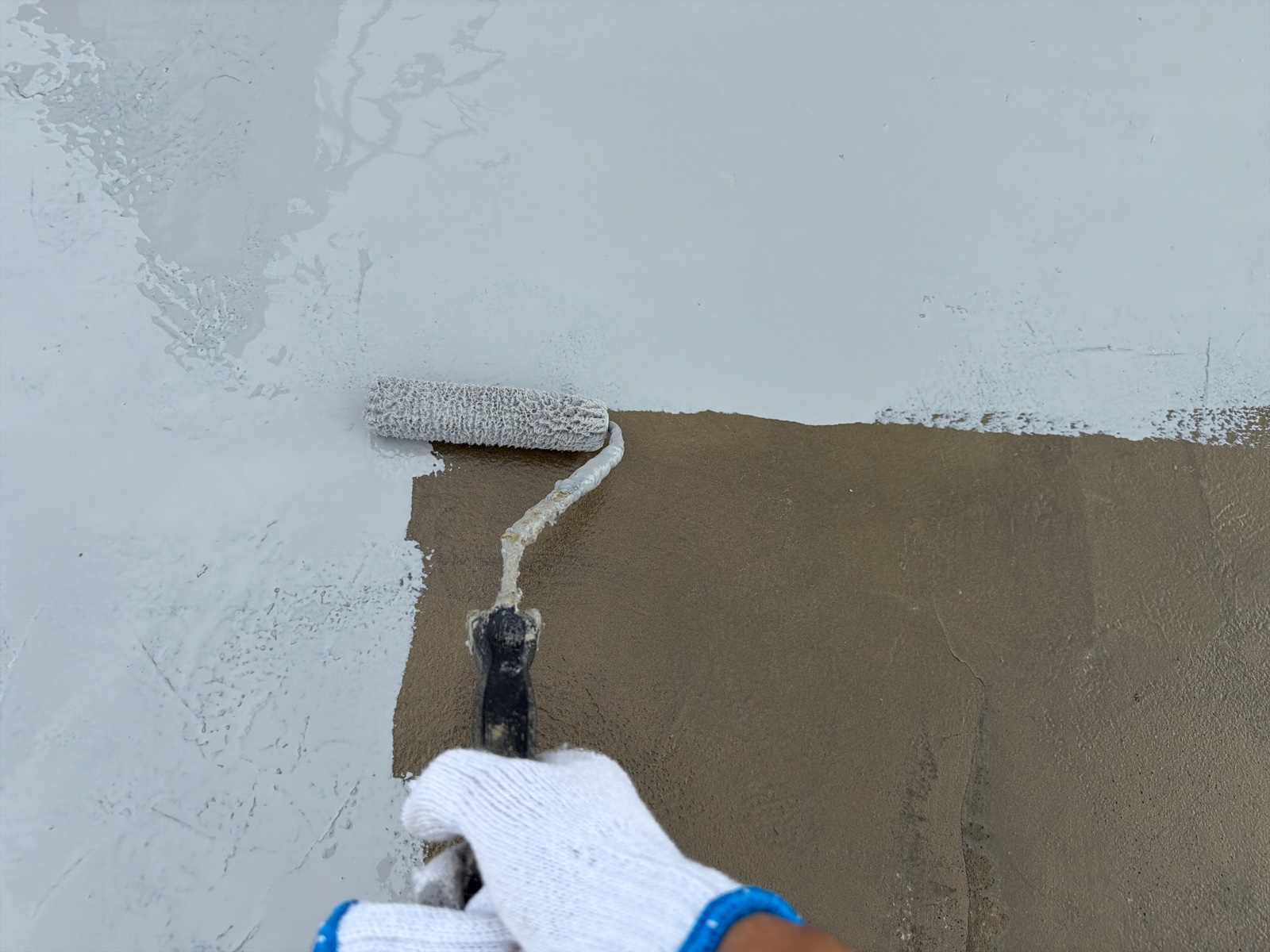 ウレタン防水とは？建物に合わせた工法選びで、雨漏りの不安に終止符。松戸の職人直営・株式会社Sun setが、調査から施工まで丁寧にご案内します。